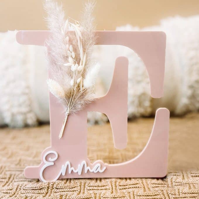 Letter met droogbloem en naam | roze