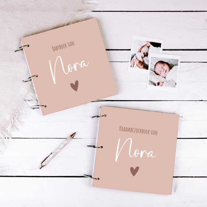 Babyboek en kraambezoek boek met naam roze
