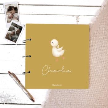 Babyboek met naam | Gansje - Okergeel