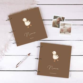Set babyboek + kraambezoekboek met naam | Gansje bruin
