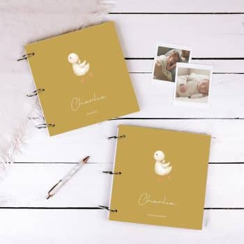 Set babyboek + kraambezoekboek met naam | Gansje okergeel